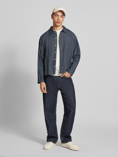 Mannenmodel draagt Regular Fit Freizeithemd aus Baumwolle Modell 'AUSTIN' van Jack & Jones, blauw-wit geruit, katoenen textuur, borstzak, kentkraag, knoopsluiting, achterkant lengte 60 cm, schouderbreedte 45 cm, mouwlengte 57 cm, volledige lichaamsaanzicht van voren.