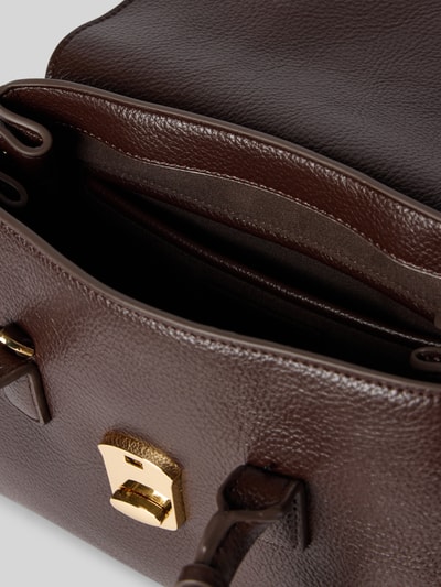 Produktfoto, Handtasche mit Tragehenkel und Schulterriemen Modell 'SIENA' von Mango, Hauptfach mit Überschlag und Klickverschluss, feine Lederstruktur, braune Farbe, goldfarbener Klickverschluss, Breite 23 cm, Länge 20 cm, Tiefe 12 cm, Riemenlänge 15 cm