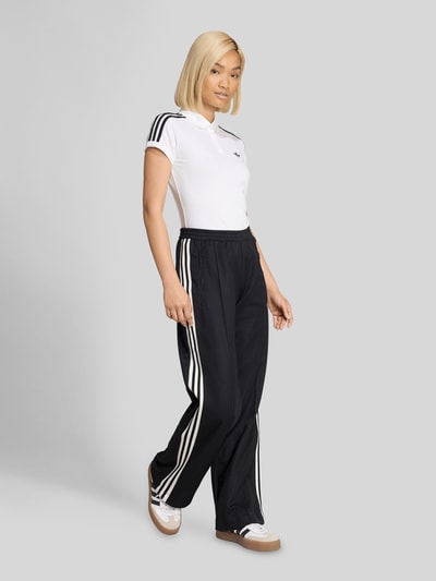 adidas Originals Spodnie dresowe o kroju regular fit z detal z logo Czarny 1