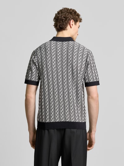 Männermodel trägt Regular Fit poloshirt met polokraag model 'Tamian' van Drykorn, puur katoen, ruglengte maat M 71 cm, ganzkörperansicht rückansicht.