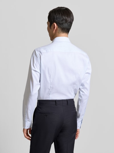 Męski model nosi Regular Fit Business Hemd aus Baumwolle mit Kentkragen od Jake*s, białe, prążkowane, krój regular fit, bawełna, Kentkragen, zapięcie na guziki, długość pleców w rozmiarze 39/40: 78 cm, szerokość w rozmiarze 39/40: 47 cm, długość rękawa w rozmiarze 39/40: 65 cm, całkowity widok z tyłu.