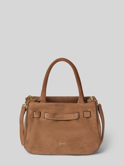 Produktfoto, braune Handtasche aus echtem Leder mit Label-Detail Modell 'JILL' von Abro, goldene Details, strukturierte Oberfläche.