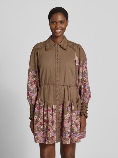 Frauenmodel trägt Hemdblusenkleid mit Bindegürtel Modell 'SOMELLU' von YAS, A-Linie, floraler Print, reine Baumwolle, Ganzkörperansicht von vorne.