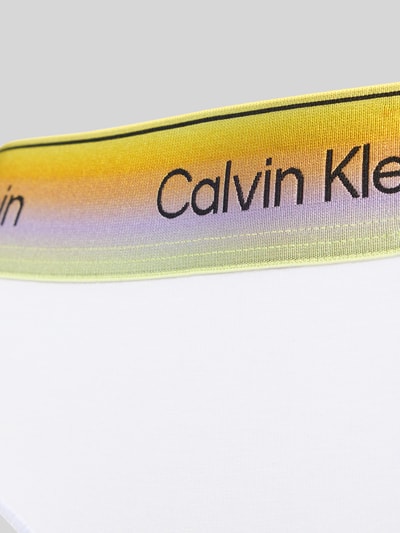 Frauenmodel trägt String aus Baumwoll-Mix von Calvin Klein Underwear mit unifarbener Optik und elastischem Label-Bund, Nahaufnahme Oberkörper.