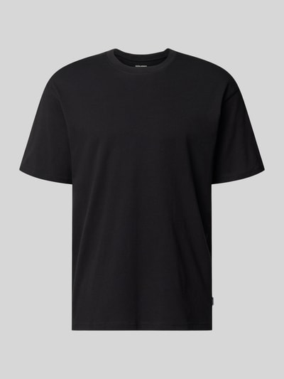 Produktfoto, schwarzes Regular Fit T-Shirt mit Rundhalsausschnitt von Jack & Jones aus reiner Baumwolle, 1/2-Arm, glatte Struktur.