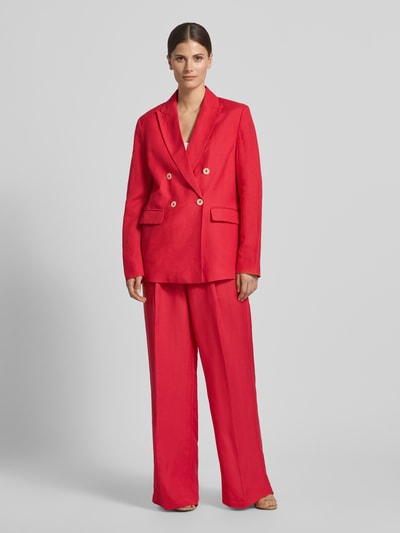 Frauenmodel trägt Regular Fit Blazer aus Leinen-Mix mit Viskose-Anteil von Christian Berg Woman Selection in Rot mit Pattentaschen, doppelreihiger Knopfleiste, Ganzkörperansicht von vorne. Rückenlänge 71 cm, Brustweite 48 cm, Ärmellänge 63 cm bei Größe 36.