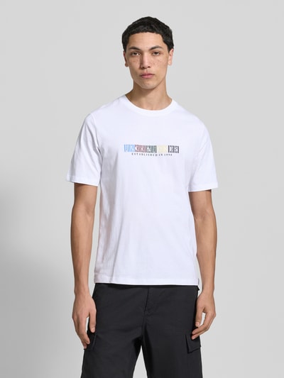 Männermodel trägt weißes T-Shirt aus Bio-Baumwolle Modell 'NANTUCKET' von Jack & Jones, gerader Schnitt, Rundhalsausschnitt, Label-Print, Ganzkörperansicht von vorne
