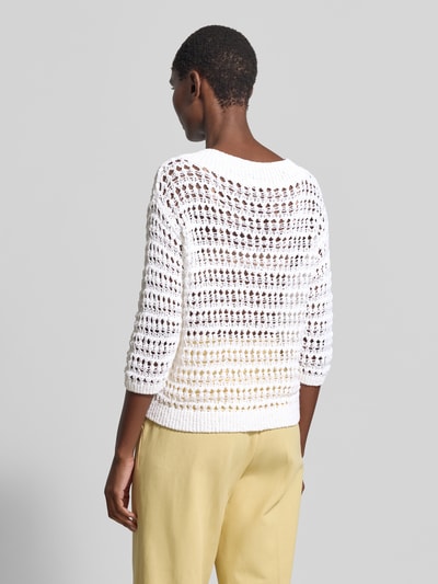 Frauenmodel trägt Strickpullover mit Rundhalsausschnitt und 3/4-Arm von Luisa Cerano, weiß, Baumwoll-Mix, lockeres Maschenmuster, Ganzkörperansicht Rückansicht.