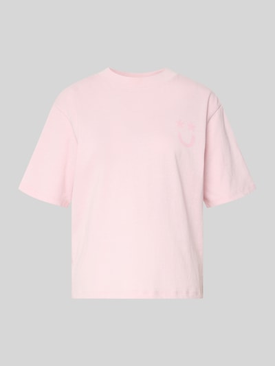 Produktfoto, jasnoróżowe T-Shirt Motiv-Print und Rundhalsausschnitt von Jake*s Casual z bawełny, krój relaxed fit, nadruk, okrągły dekolt, długość tyłu w rozmiarze S: 52 cm