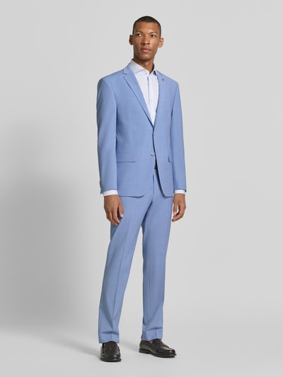 Männermodel trägt Sakko mit Pattentaschen und Reverskragen von HECHTER PARIS im Material-Mix mit Schafwolle-Anteil, Regular-Fit, hellblaue Farbe, Knopfverschluss, Brustleistentasche, Label-Detail, Rückenlänge 74 cm, Schulterbreite 41 cm, Ärmellänge 63 cm, Ganzkörperansicht von vorne.