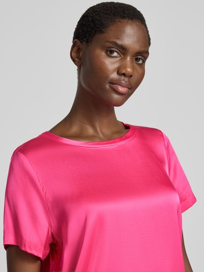 Frauenmodel trägt Blusenshirt aus Satin mit Rundhalsausschnitt von Christian Berg Woman Selection in kräftigem Pink, glatte Textur, Regular Fit, Nahaufnahme Oberkörper.