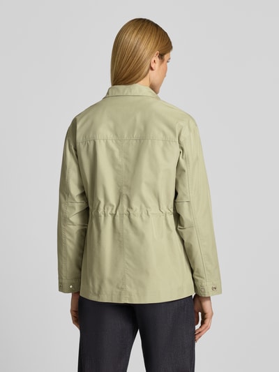 Frauenmodel trägt Regular Fit Parka aus Baumwoll-Mix von s.Oliver RED LABEL, Optik: Unifarben, Ganzkörperansicht Rückansicht.