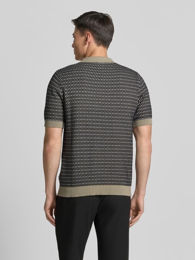 Männermodel trägt Relaxed Fit Strick-Poloshirt mit V-Ausschnitt von Lindbergh im Allover-Look aus Reine Baumwolle, Rückansicht, Rückenlänge bei Größe M: 70 cm.