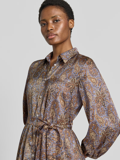 Vrouwenmodel draagt glanzende Satijn midi-jurk met paisleyprint, overhemdkraag, doorlopende knoopsluiting en tailleband, Model 'PASSO' van EMME, getailleerde pasvorm, blouse met lange mouwen en elastische boordjes, ruglengte maat 36: 126 cm, borstwijdte 50 cm, mouwlengte 55 cm, Nahaufnahme bovenlichaam.