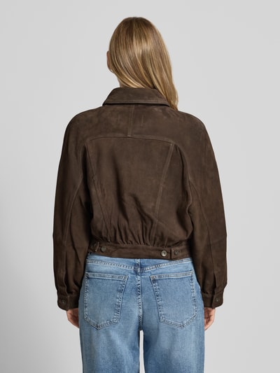 Vrouwenmodel draagt dames leerjack van Drykorn, Echt leer, straight fit, model 'MARWICK', kentkraag, knoopsluiting, borstzak met knoopsluiting, zijsteekzakken, donkerbruin, gladde structuur, Ganzkörperansicht Rückansicht.