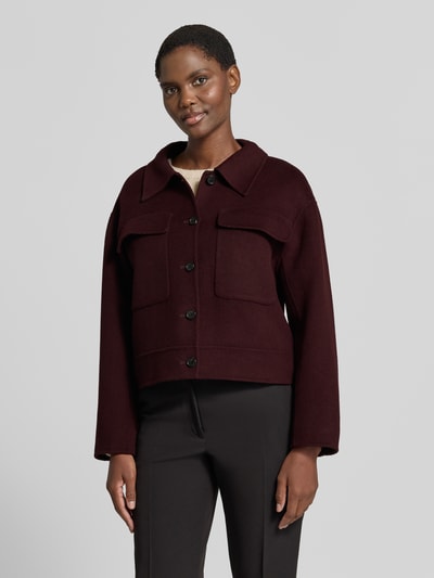 Vrouwenmodel draagt Jacke aus Schurwolle met borstzakken van windsor. Bordeauxtint, zuivere scheerwol, regular fit, platte kraag, knoopsluiting, ruglengte maat 36: 52 cm, schouderbreedte 50 cm, borstwijdte 52 cm, mouwlengte 54 cm, voorkant totaalbeeld