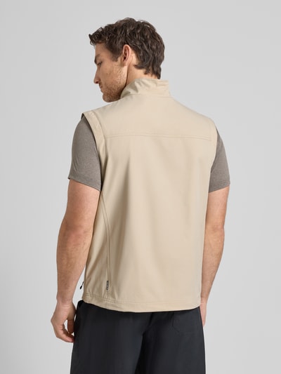 Männermodel trägt Regular Fit Weste mit aufgesetzten Taschen Modell 'Bergheim' von Icepeak in Beige, Stehkragen, Rückenansicht, Nahaufnahme Oberkörper, Herren, Rückenlänge 67 cm, Schulterbreite 43 cm, Brustweite 57 cm, Reißverschluss, Eingrifftaschen.