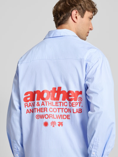 Männermodel trägt Regular Fit Freizeithemd mit Label-Prints und Haifischkragen von ANOTHER COTTON LAB, Reine Baumwolle, Ganzkörperansicht Rückansicht.