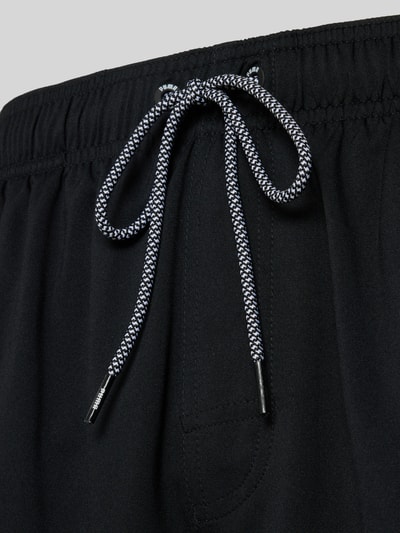 Produktfoto, Badeshorts mit Seitentaschen und Reißverschlusstasche hinten von PUMA, Herren Badeshorts in Schwarz, elastischer Bund, Regular-Fit, glatte Textur