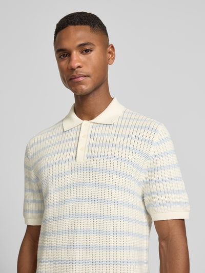 Mężczyznamodel nosi Poloshirt mit Polokragen und kurzer Knopfleiste von MCNEAL, czysta bawełna, krój regular fit, jasne kolory, zbliżenie górnej części ciała.