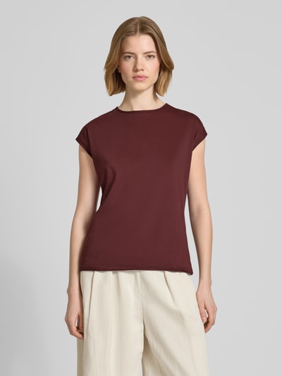 Vrouwenmodel draagt T-Shirt met Rundhalsausschnitt und Rollsaum van Christian Berg Woman, bordeaux, regular fit, pure katoen, voorkant volledig zichtbaar, halflange mouw, ronde hals, fijne textuur, ruglengte maat S 57 cm, Ganzkörperansicht von vorne.