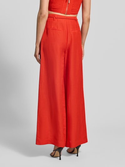 Frauenmodel trägt Wide Leg Hose aus Leinen-Viskose-Mix Modell 'Myla' von Forever New in kräftigem Rot, glatte Textur, Ganzkörperansicht Rückansicht. Damen Hose mit Bindegürtel, Bundweite 36 cm, Innenbeinlänge 77 cm.