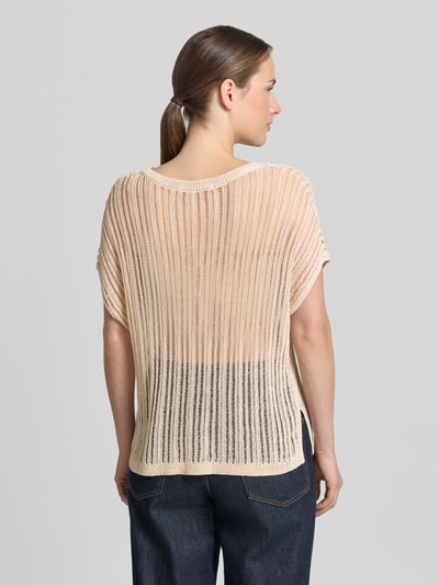 Frauenmodel trägt Regular Fit T-Shirt aus Viskose-Mix in semitransparentem Design von Comma, Strick-Optik, kurzärmelig, Rundhalsausschnitt, Rückansicht, Rückenlänge bei Größe S 55 cm, Leinen-Anteil sichtbar.