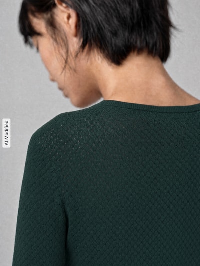 Kobiece model prezentuje Regular Fit Pullover aus reiner Baumwolle Modell 'CARE' od Vero Moda, zieleń, widok na plecy, zdjęcie zbliżeniowe, KI-modifiziertes Bild