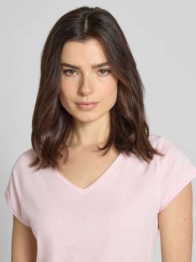 Frauenmodel trägt T-Shirt mit V-Ausschnitt von Christian Berg Woman aus Reine Baumwolle, Regular-Fit, zartrosa, Nahaufnahme Oberkörper.