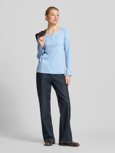 Vrouwenmodel draagt Regular Fit Langarmshirt aus Baumwoll-Mix van Tom Tailor, lichtblauw met allover strepen, Henley-hals, lange mouw, katoenmix, volledige lichaamsaanzicht van voren