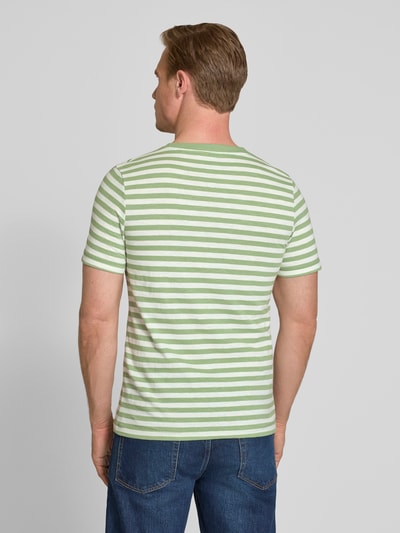 Männermodel trägt Regular Fit T-Shirt aus reiner Baumwolle von s.Oliver RED LABEL mit Optik:Allover-Muster, gestreift, Ganzkörperansicht Rückansicht.