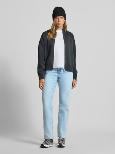 Vrouwenmodel draagt lichte straight dames jeans van puur katoen Model 'Noxon' van Carhartt Work In Progress, 5-pocketmodel, knoop- en ritssluiting, ganzekörperaanzicht van voren.
