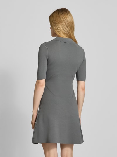 BOSS Sukienka mini taliowana z drobnym prążkowaniem Średnioszary melanż 5