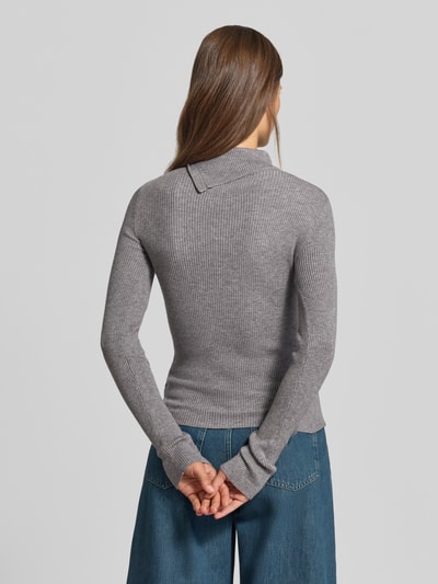 Männermodel trägt sweter z dzianiny z Mieszanka wiskozy MYON, efekt prążkowania, wykładany kołnierz, krój slim fit, długość tyłu 58 cm, długość rękawów 64 cm, widok na całe ciało od tyłu