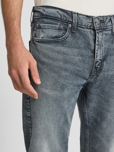 Männermodel trägt Slim Fit Jeans aus Baumwoll-Mix Modell '511®' von Levi's®, stonewashed Optik, Nahaufnahme Oberkörper, Herren Slim Fit Jeans.