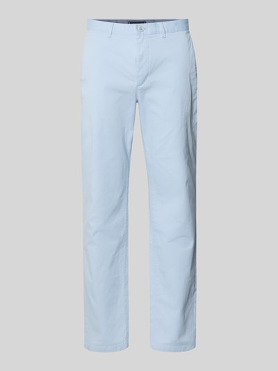 Produktfoto, Slim Fit Chino aus Baumwoll-Mix von Tommy Hilfiger in Hellblau, unifarben, glatte Struktur, schmale Passform, Gürtelschlaufen, seitliche und Gesäßtaschen