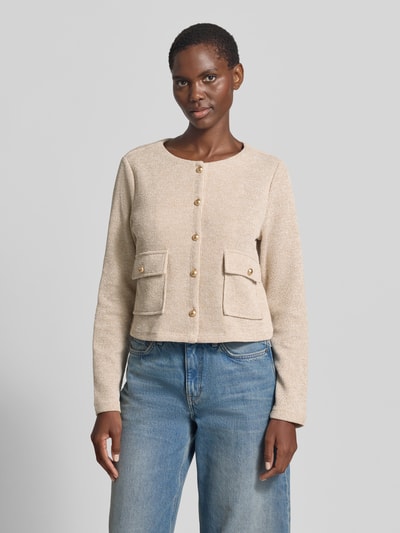 Vrouwenmodel draagt gebreid jack van materiaalmix met katoen, regular fit, model 'Zale' van FREE/QUENT, klepzakken, ronde hals, voorkant, bovenlichaam close-up.