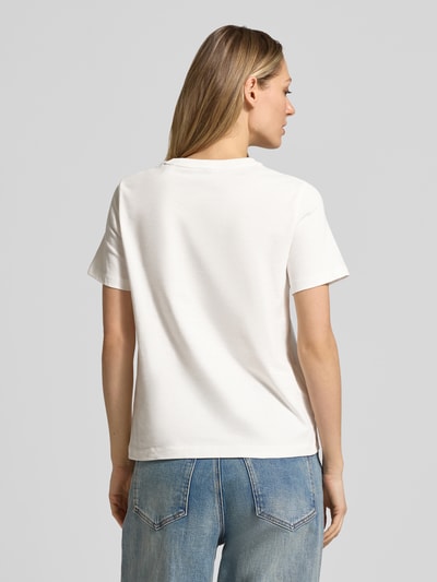 Vrouwenmodel draagt t-shirt met ronde hals en logoprint van Gant van puur katoen, regular fit, ruglengte maat S 56 cm, geheel lichaamsbeeld van achteren.
