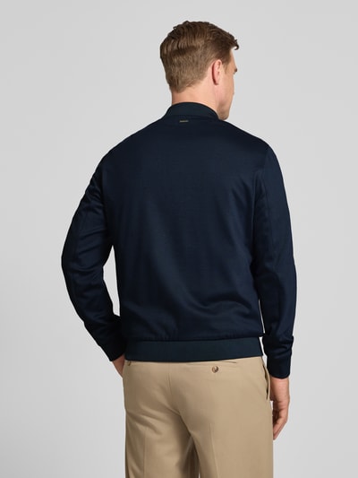 Männermodel trägt Bomberjacke mit Zweiwege-Reißverschluss von Roy Robson in Dunkelblau, Material-Mix mit Stretch-Anteil, Regular-Fit, Stehkragen, Rückenlänge 68 cm, Schulterbreite 49 cm, Brustweite 52 cm, Ärmellänge 68 cm, Ganzkörperansicht Rückansicht.