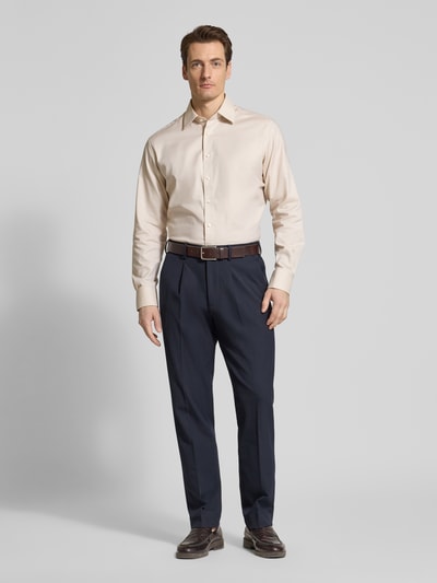Männermodel trägt Regular Fit Business-Hemd mit Kentkragen von ETERNA, Reine Baumwolle, Unifarben, Ganzkörperansicht von vorne. Rückenlänge bei Größe 40: 80 cm, Schulterbreite: 46 cm, Ärmellänge: 66 cm, durchgängige Knopfleiste, Langärmeliges Design, Sportmanschetten.