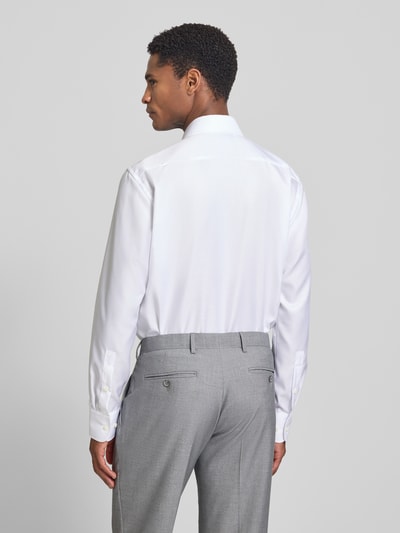 Männermodel trägt Regular Fit Business-Hemd mit Kentkragen von Christian Berg Men in Weiß, Reine Baumwolle, Rückenlänge 78 cm, Ganzkörperansicht Rückansicht.