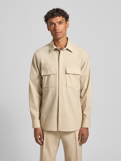 Männermodel trägt Relaxed Fit Hemdjacke mit Schurwoll-Anteil Model 'Arion' von DIGEL in Beige, elastischer Mix, zwei Brusttaschen, Ganzkörperansicht von vorne
