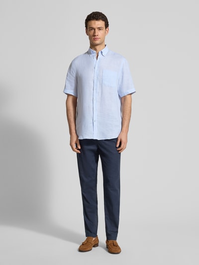 Männermodel trägt Regular Fit Freizeithemd aus Leinen von Christian Berg Men, hellblau, Button-Down-Kragen, Brusttasche, Ganzkörperansicht von vorne.