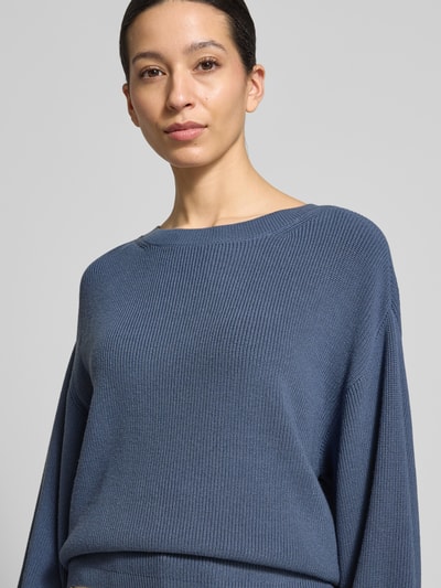 Frauenmodel trägt Strickpullover aus Viskose-Mix Modell 'Silda Rachelle' von MSCH Copenhagen in Blau, lockerer Schnitt, Nahaufnahme Oberkörper.