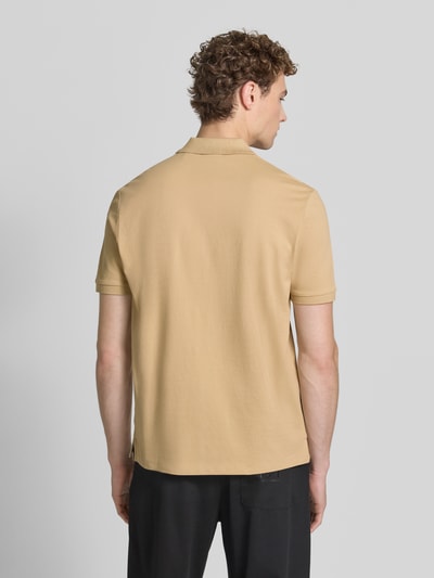 Männermodel trägt regular fit poloshirt aus puur katoen model 'DONOS222' van HUGO in beige, heren poloshirt, ganzkörperansicht rückansicht.