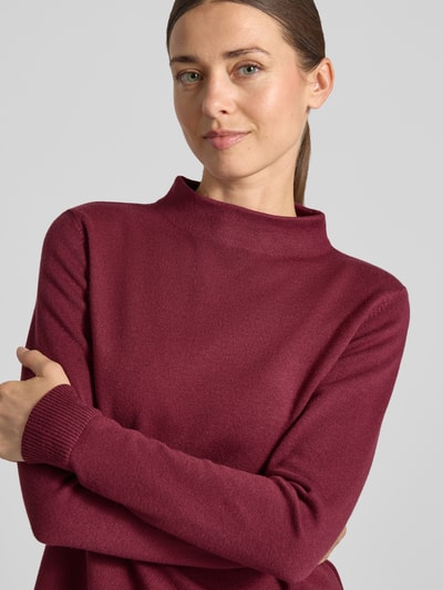 Frauenmodel trägt Regular Fit Pullover aus Viskose-Mix Modell 'NOS AUGUST' von Betty Barclay in Dunkelrot, glatte Textur, Nahaufnahme Oberkörper, Damen Pullover von Betty Barclay.