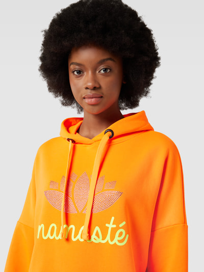 miss goodlife Bluza z kapturem i nadrukiem z napisem model ‘NAMASTE’ Neonowy pomarańczowy 3