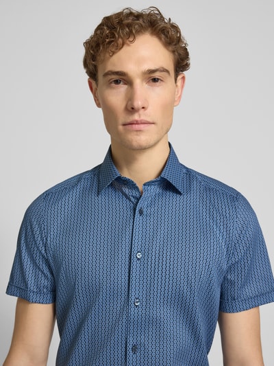 Männermodel trägt Slim Fit Business-Hemd im Allover-Look mit Kentkragen von OLYMP Level Five, mix van katoen en elastaan, blauw met patroon, schouderbreedte 44 cm, mouwlengte 24 cm, ruglengte 80 cm, all-over look, kentkraag, nahaufnahme bovenlichaam.