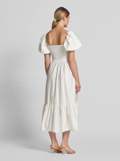 Frauenmodel trägt Cocktailkleid mit Smok-Details und Puffärmeln von Jake*s Cocktail in Weiß, A-Linie, Puffärmel, Rückansicht, Ganzkörperansicht
