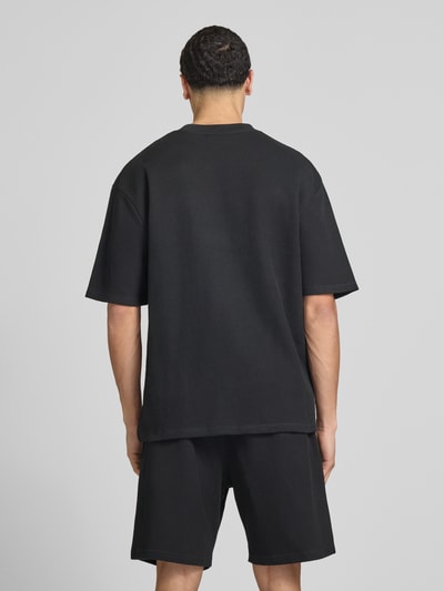 Męski t-shirt Oversized T-Shirt mit Strukturmuster von Pegador, mieszanka bawełny, krój oversized fit, fakturowany wzór, okrągły dekolt, wyhaftowane logo, długość tyłu w rozmiarze M: 71 cm, czarny, prosty krój, widoczne struktury materiału, całkowity widok z tyłu.